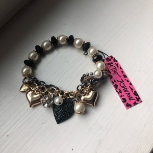 Adorable Betsey Johnson heart and pearl bracelet🎄